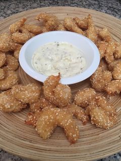 Una foto de Aperitivo: Camarones apanados con Panko y Sésamo