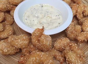 Una foto de Aperitivo: Camarones apanados con Panko y Sésamo