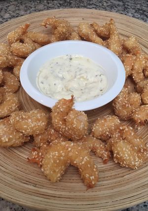 Una foto de Aperitivo: Camarones apanados con Panko y Sésamo