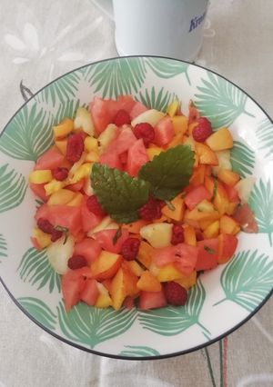Une photo de Salade de fruits d'été à la mélisse citronnelle