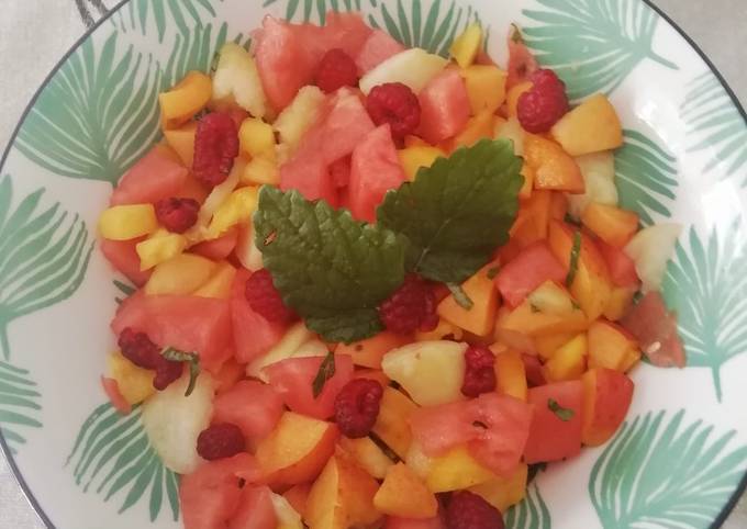 Salade de fruits d'été à la mélisse citronnelle