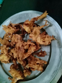 કાંદા ના ભજીયા(કાંદા) (kanda bhajiya recipe in Gujarati) રેસીપી મુખ્ય ફોટો