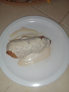 Una foto de Rollitos de pollo, bañadas de salsa bechamel