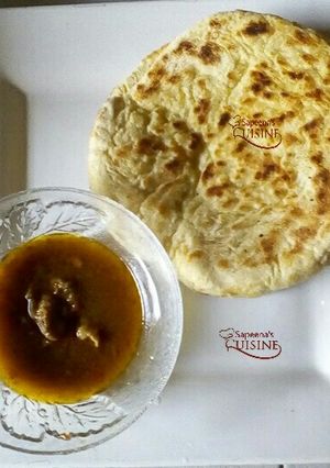 A picture of Pita bread and beef pepper soup.