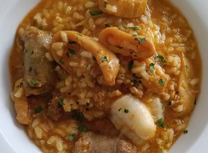 Una foto de Arroz Mar y Montaña de Rape y Butifarra con Sofrito de Calamar y Gambas
