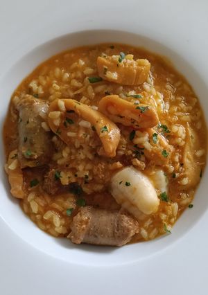 Una foto de Arroz Mar y Montaña de Rape y Butifarra con Sofrito de Calamar y Gambas