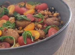 Une photo de Salade de pomme de terre, quinoa et pois chiches épicées