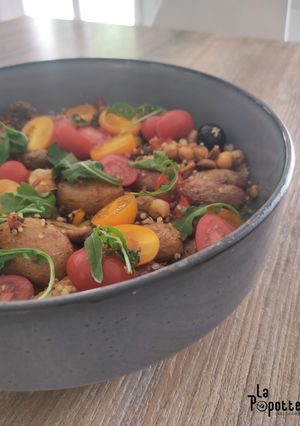 Une photo de Salade de pomme de terre, quinoa et pois chiches épicées