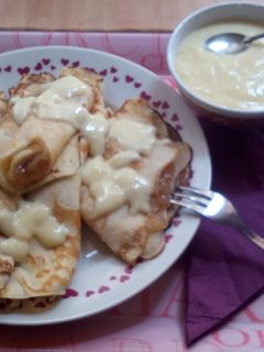 Aludttejes, almás, almával töltött palacsinta, vanília puding öntettel :) recept fotója