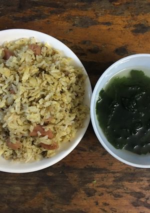 Hình của món Cơm chiên pate+ xúc xích và canh rong biển.