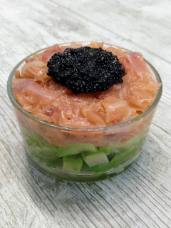 Una foto de Vasitos de salmón y aguacate