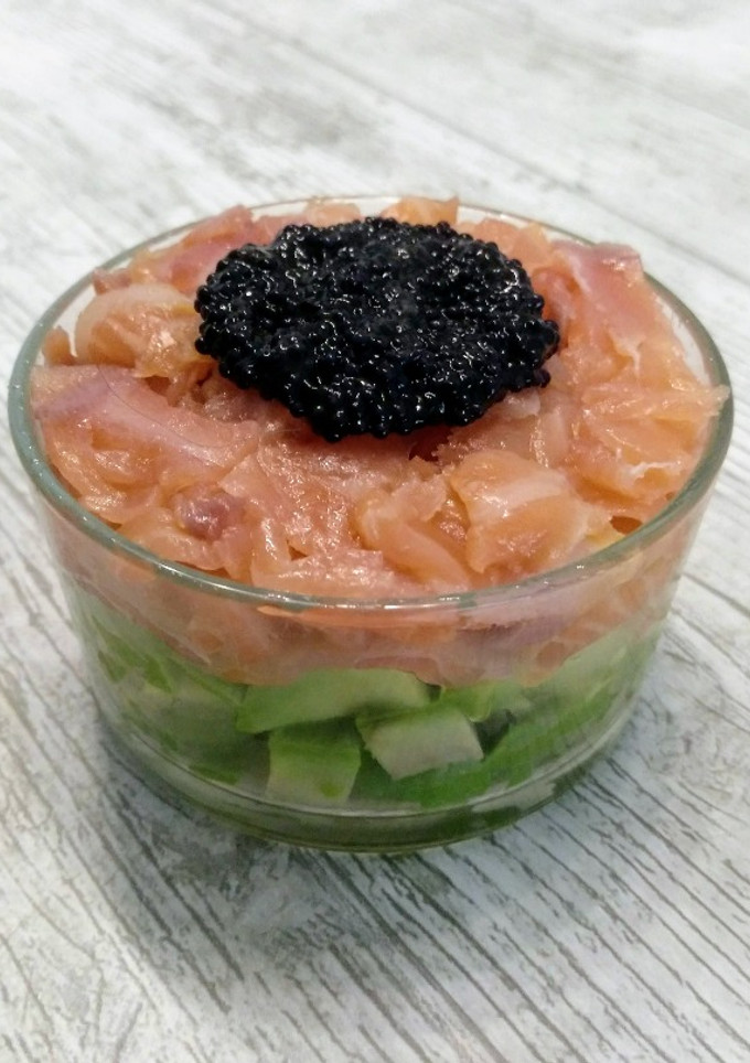Una foto de Vasitos de salmón y aguacate