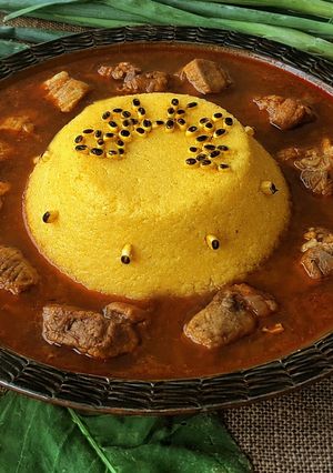 Sertésgulyás kukoricakásával recept fotója
