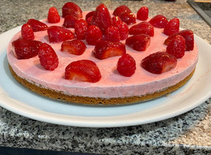 Una foto de Tarta Helada de Frutillas y Mascarpone