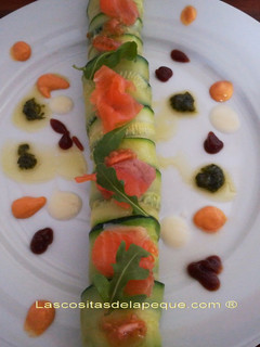 Una foto de Canelón de calabacín relleno de mousse de queso con nueces, salmón y anchoas