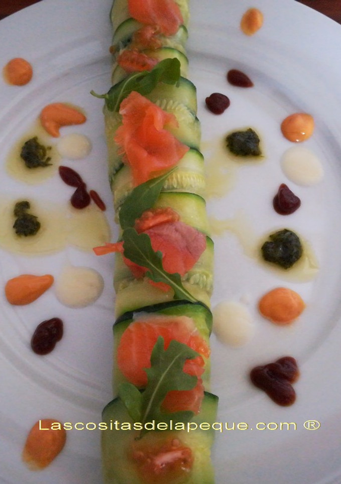 Una foto de Canelón de calabacín relleno de mousse de queso con nueces, salmón y anchoas