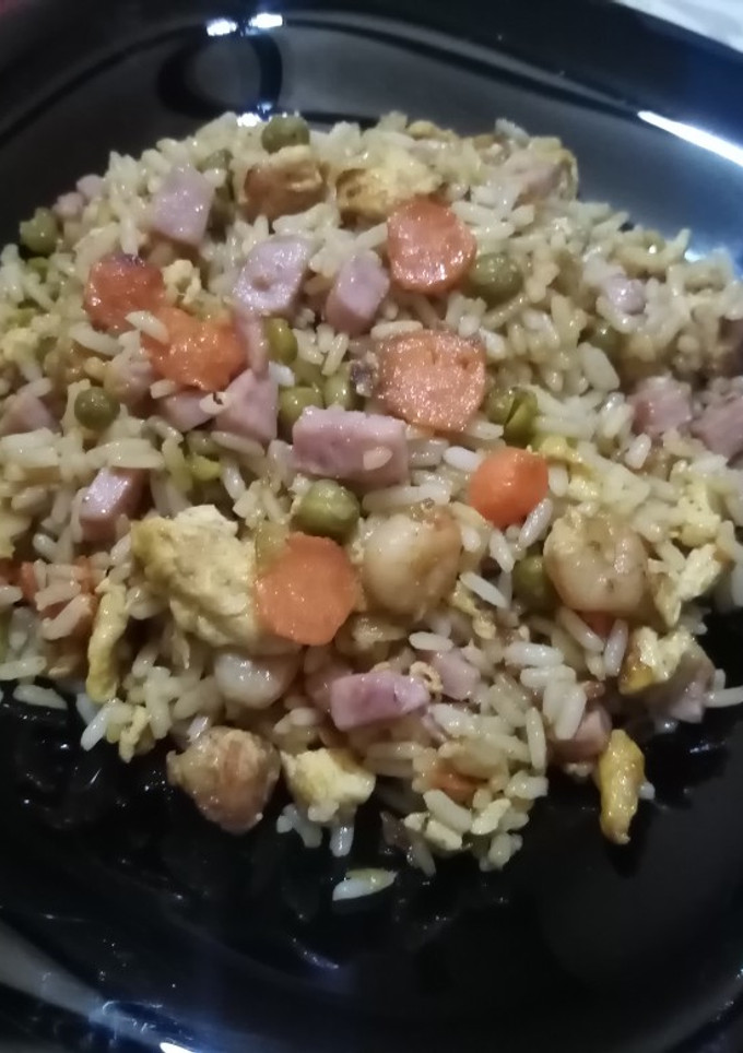 Una foto de Arroz estilo chino (tres delicias) en 18 minutos