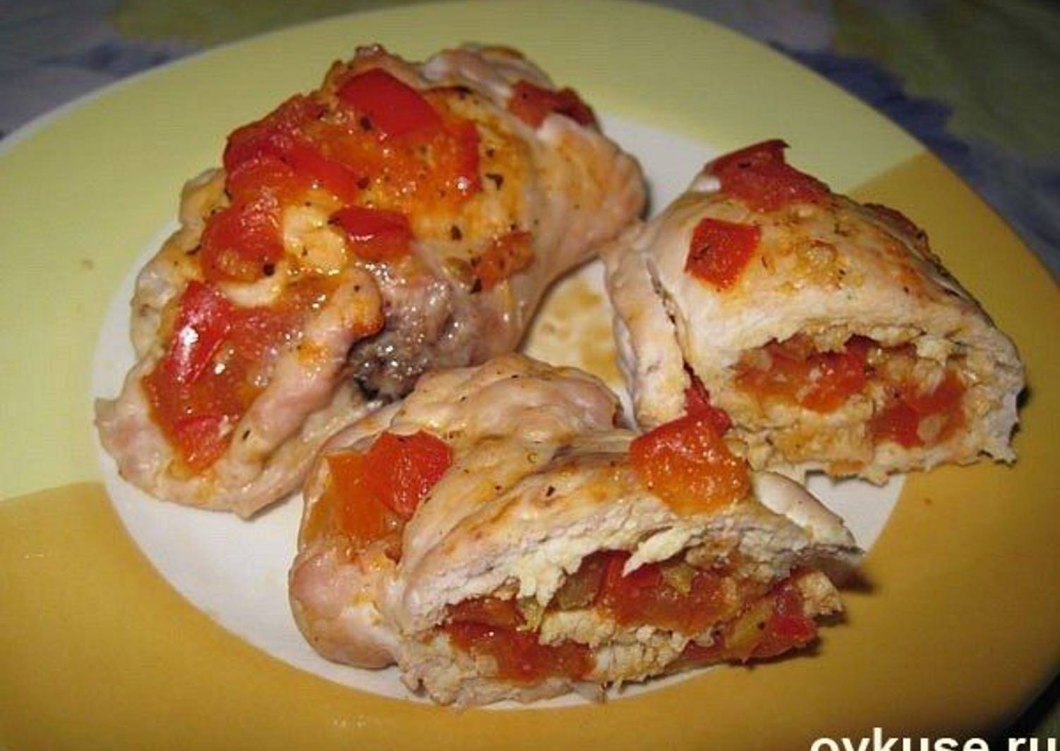 Рулетики куриные с перцем и помидорами