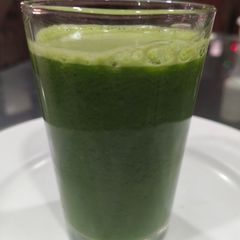 A picture of Spinach juice for glowing skin.
