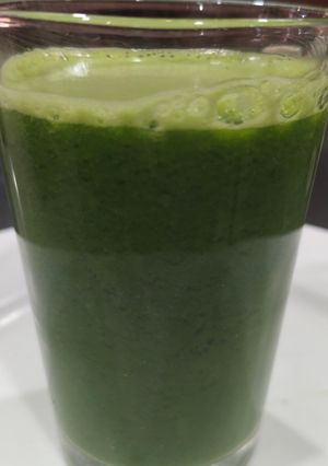 A picture of Spinach juice for glowing skin.