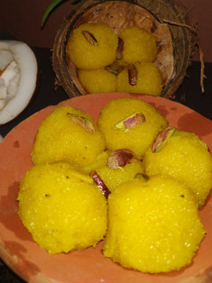 કોકોનટ લાડુ (Coconut Ladoo Recipe In Gujarati) રેસીપી મુખ્ય ફોટો
