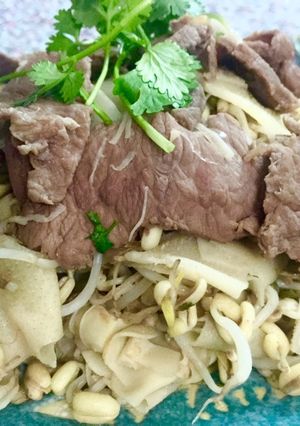 Hình của món Thịt bò xào măng và giá tươi.