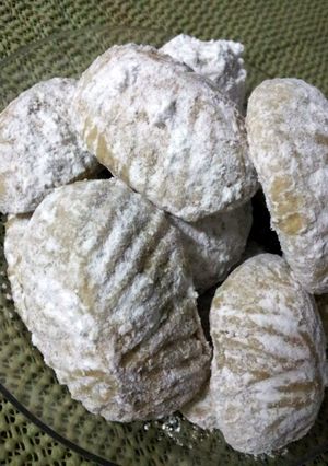 A picture of Pam's version home made(MA'AMOUL)date filled cookies/pastries.