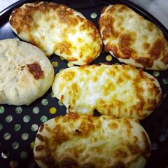 A picture of Cheesy-garlic bread.