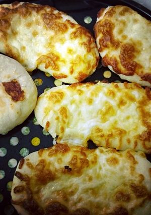 A picture of Cheesy-garlic bread.