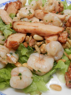 Una foto de Ensalada tibia de gambas y pollo
