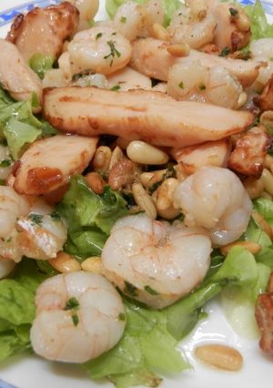 Foto principal de Ensalada tibia de gambas y pollo