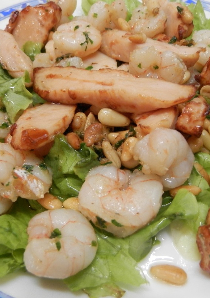 Una foto de Ensalada tibia de gambas y pollo