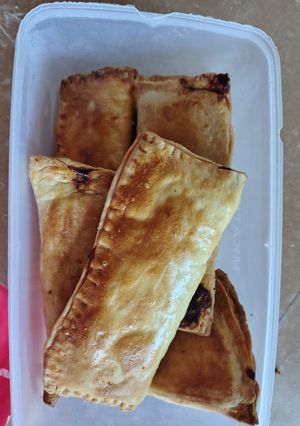 A picture of Mouth-watering meat pie 😊.