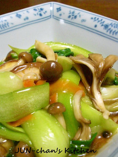 A picture of Bok Choy and Mushrooms in Oyster Sauce.