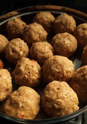 गोंद बादाम लड्डू (gond badam ladoo recipe in Hindi) रेसिपी मुख्य फोटो