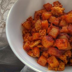A picture of Potato and Scrambled Eggs in Red Chilli Sauce.