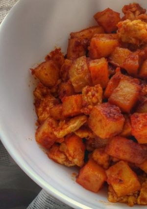 A picture of Potato and Scrambled Eggs in Red Chilli Sauce.