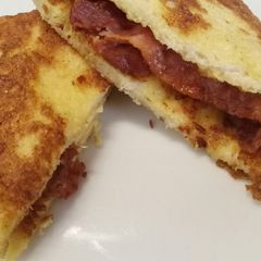 A picture of French toast and bacon breakfast.