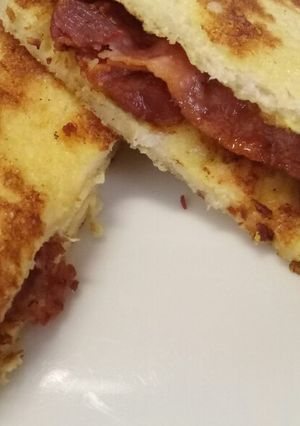 A picture of French toast and bacon breakfast.