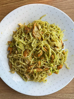 Una foto de Pasta con pollo y aguacate 🥑