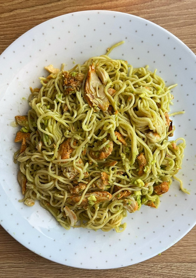 Una foto de Pasta con pollo y aguacate 🥑