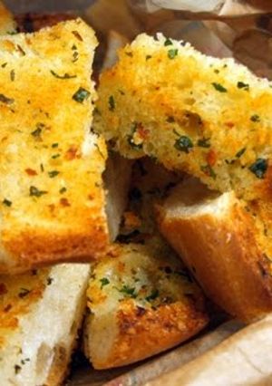 A picture of garlic breed.