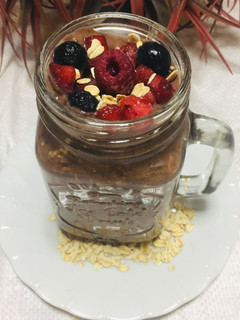 Una foto de Smoothie de Cacao 🍫Frutos rojos 👍 Avena, Yogurt, Leche de soja y Miel de Caña de azúcar!🍯🥛