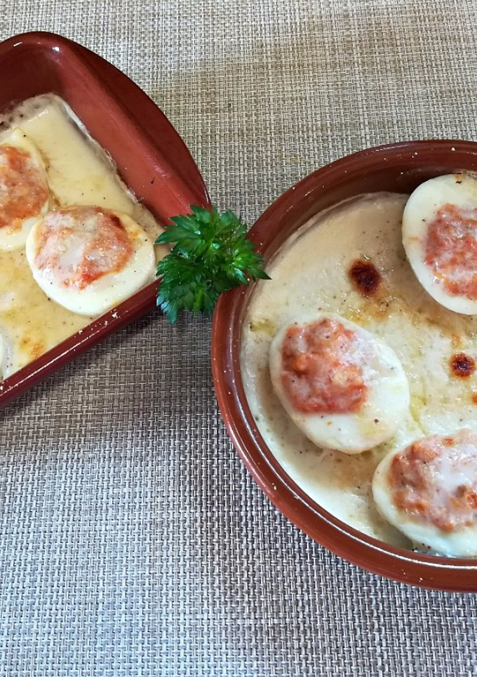 Una foto de Huevos rellenos con bechamel