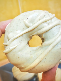 Una foto de Donuts choco-blanco cacahuete