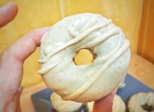Una foto de Donuts choco-blanco cacahuete