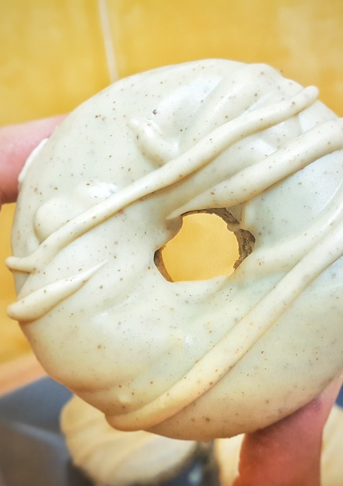 Una foto de Donuts choco-blanco cacahuete