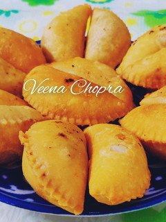 मावा सूजी गुजिया(mawa suji gujiya recipe in hindi) रेसिपी मुख्य फोटो