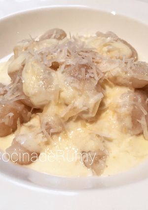 Una foto de Ñoquis de patata con salsa de queso