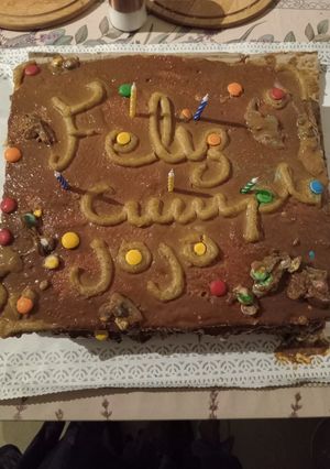 Una foto de Torta con piña y rocklets de colores